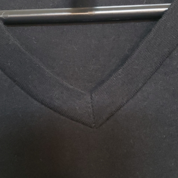 Medium cats v neck - Picture 3 of 3